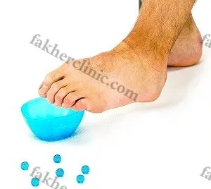 حرکت برداشتن مهره ها با انگشتان پا
